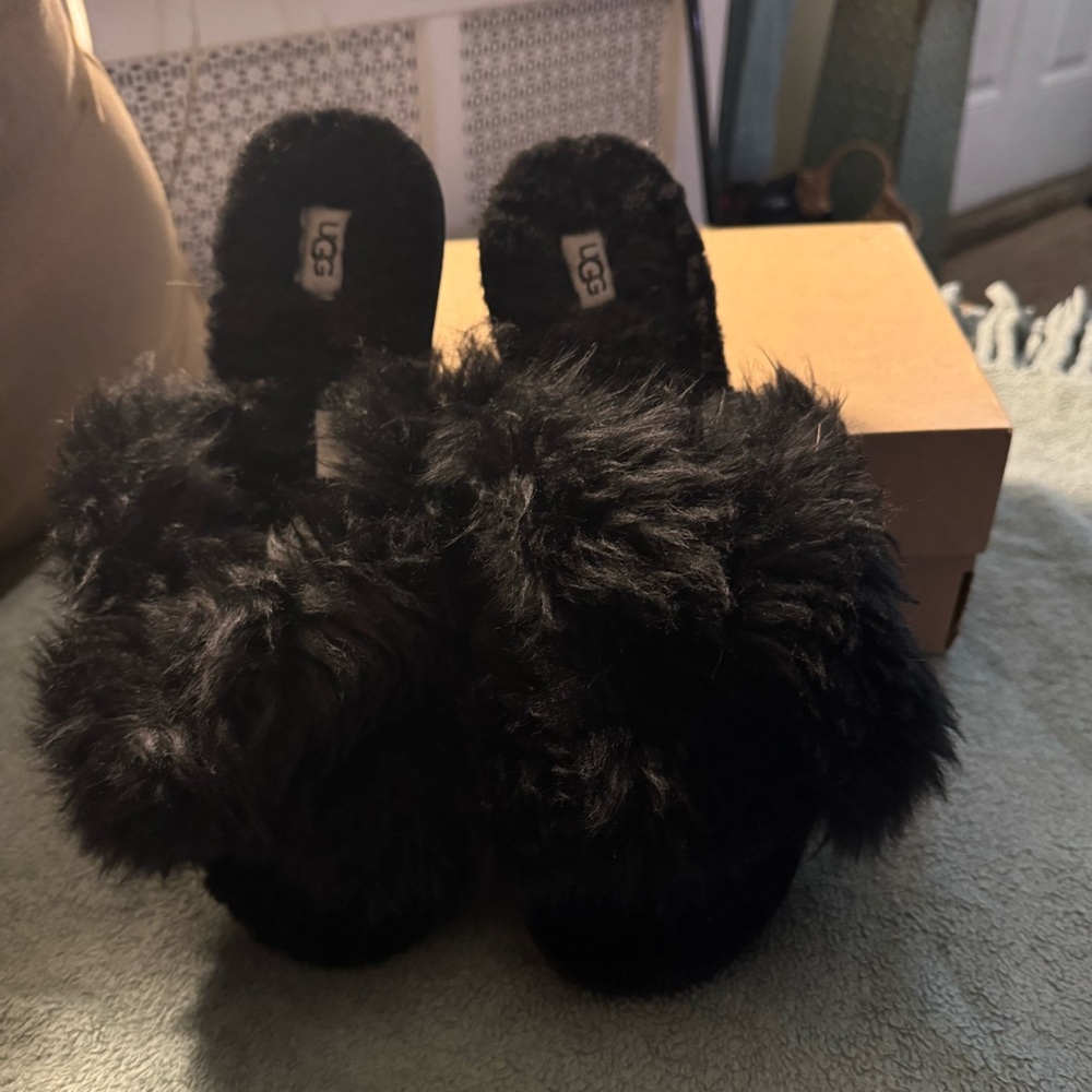 Good Condition Ugg Women black fur slippers with rubber sole size 12 - Picture 4 of 5